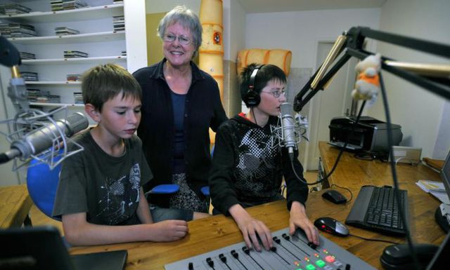 Die Geschäftsführerin und ihre Radiomacher:

Annemarie Koch mit  Lukas (links) und Nicolas Abbühl.